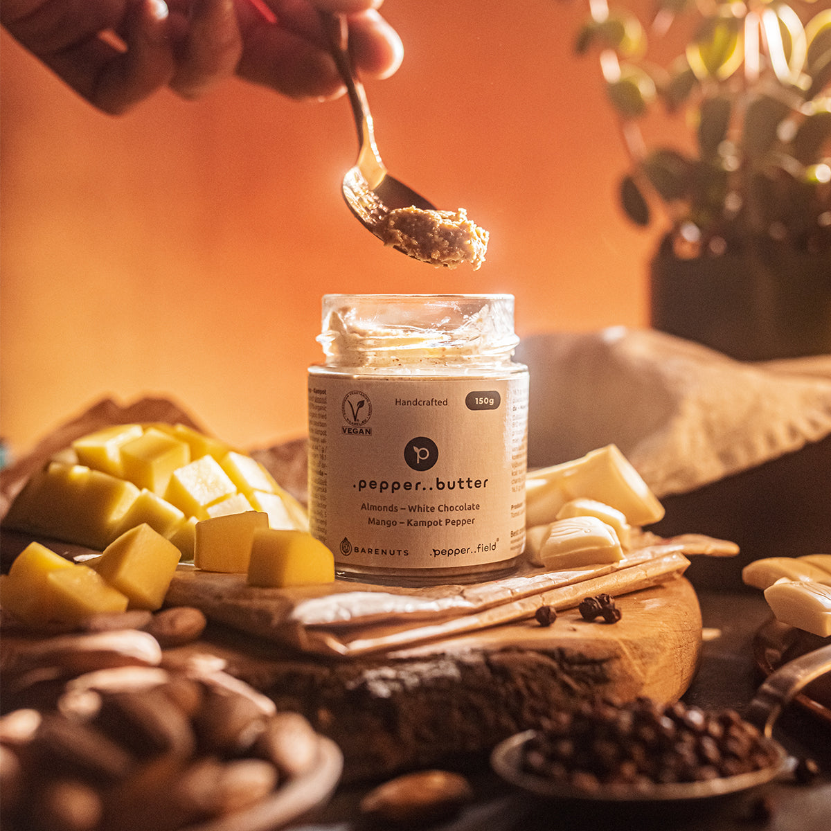 Mandlové máslo s bílou čokoládou, mangem a Kampotským pepřem (150g)
