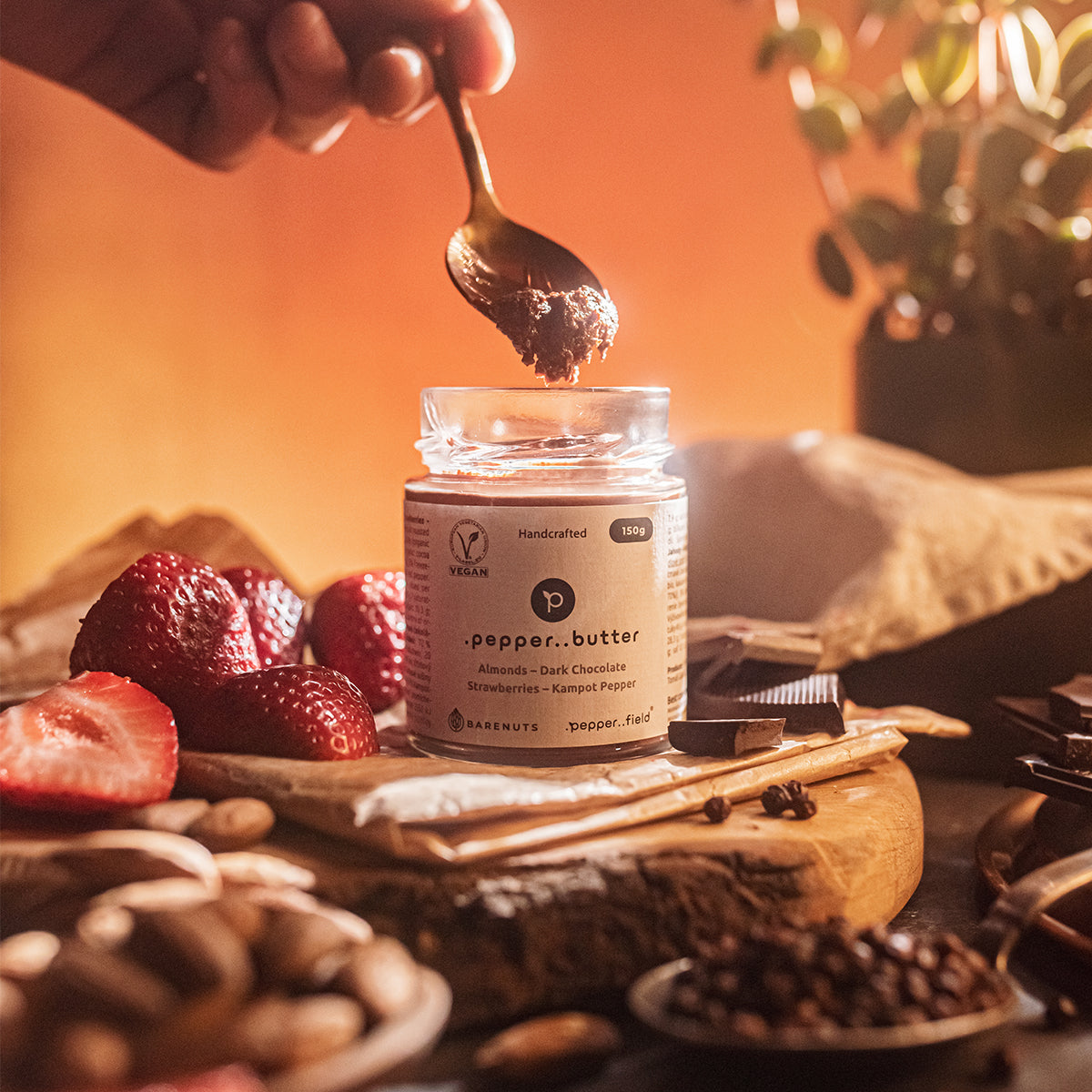 Mandlové máslo s tmavou čokoládou, jahodami a Kampotským pepřem (150g)