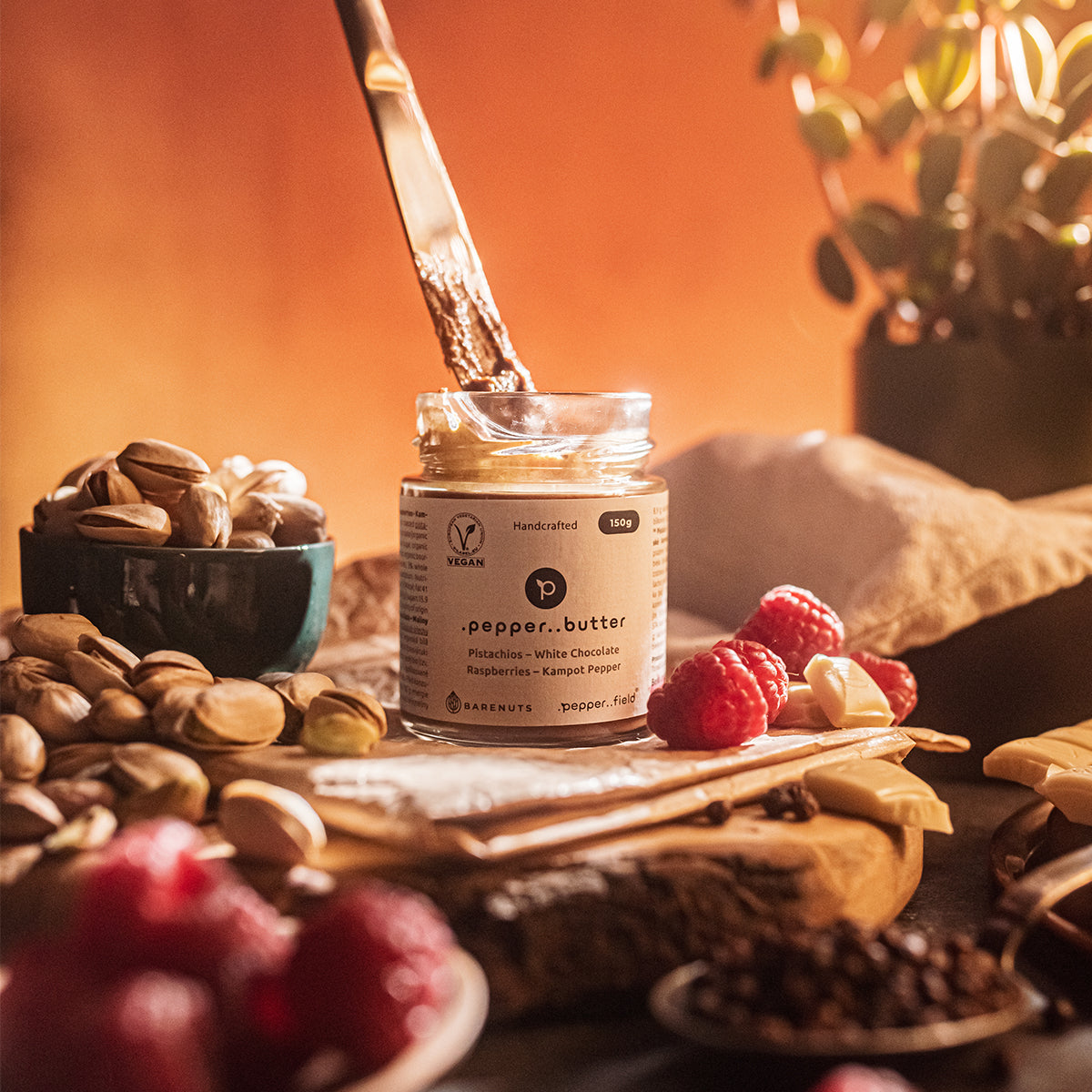 Pistáciové máslo s bílou čokoládou, malinami a Kampotským pepřem (150g)