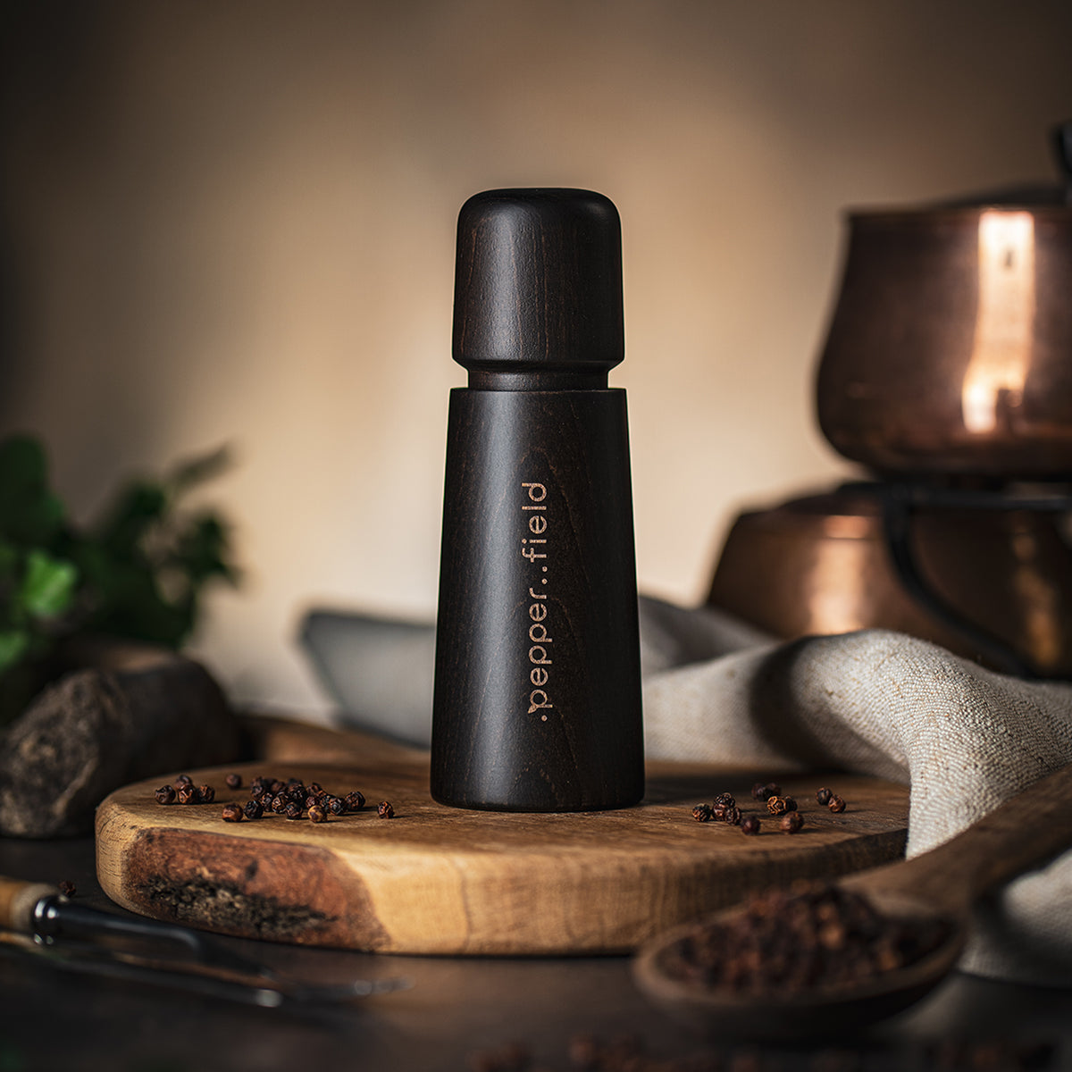 Černý skandinávský mlýnek na pepř (17cm)
